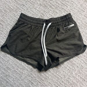 Vuori, Clementine Short 2.0, Size M, Textured Dark Green Print